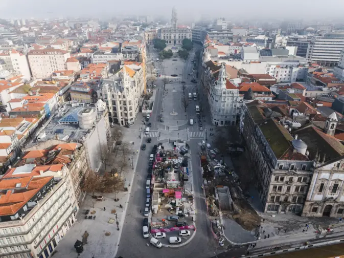 Vista aérea da Avenida dos Aliados e da obra da Linha Rosa do metro